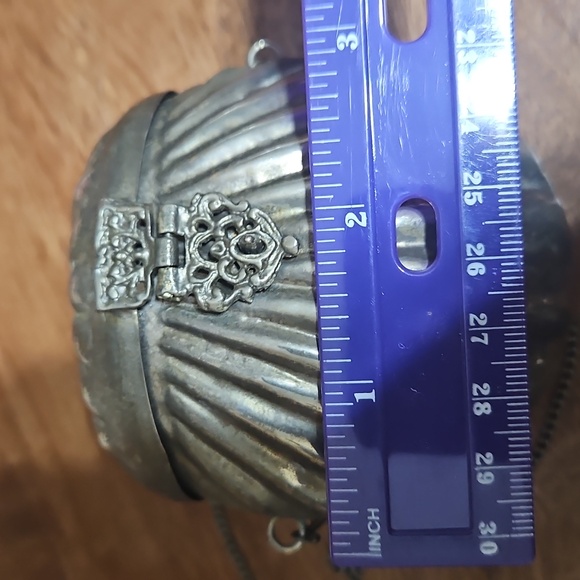 Shell-shaped silver-tone Vintage Clutch with Chain - Picture 6 of 9